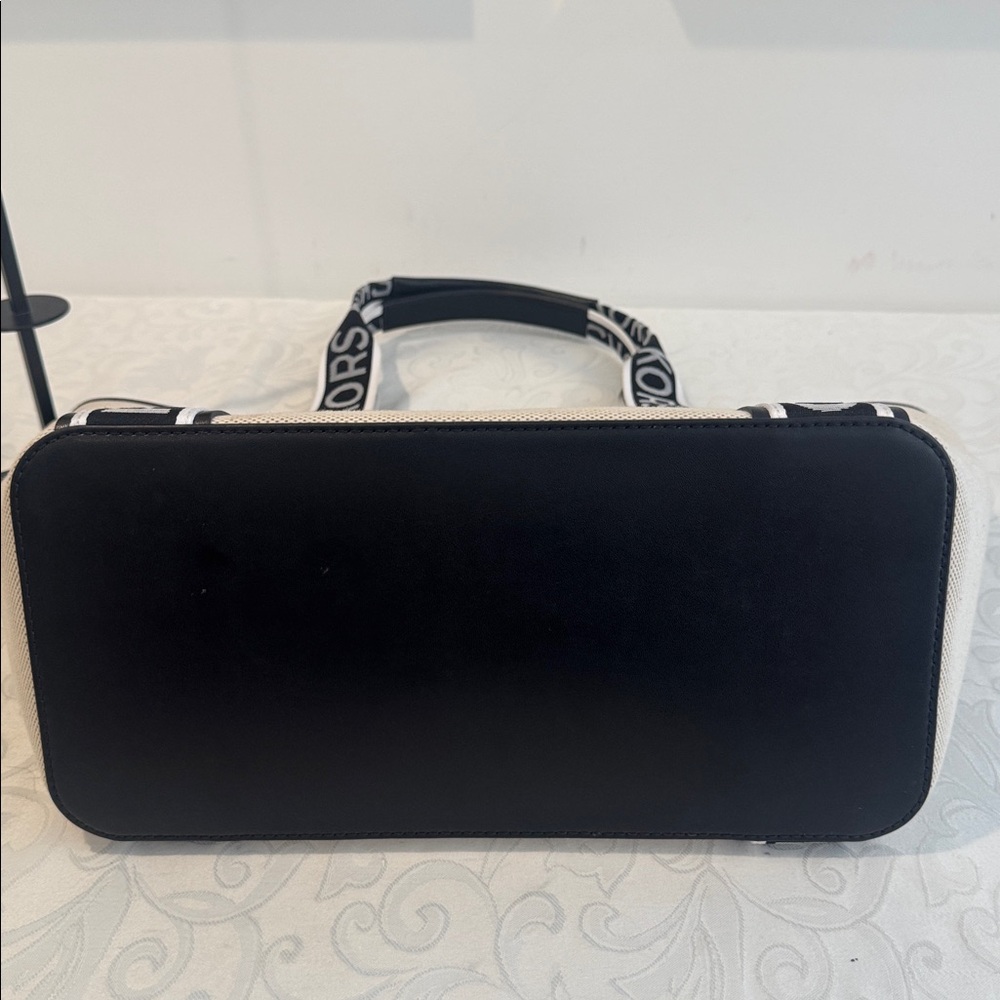 Stunning Michael Kors Large Tote - Picture 6 of 15
